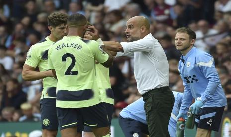 Pelatih kepala Manchester City Pep Guardiola berbicara kepada para pemainnya selama pertandingan sepak bola Liga Premier Inggris antara Aston Villa dan Manchester City di Villa Park di Birmingham, Inggris, Sabtu, 3 September 2022. 