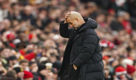  Pelatih kepala Manchester City Pep Guardiola bereaksi pada pertandingan sepak bola Liga Premier Inggris antara Manchester United dan Manchester City di Old Trafford di Manchester, Inggris, Sabtu (14/1/2023).