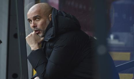 Guardiola: Ten Hag Bisa Gantikan Saya di City. Foto:    Pelatih kepala Manchester City Pep Guardiola duduk di bangku cadangan sebelum pertandingan sepak bola Liga Inggris antara Burnley dan Manchester City di Turf Moor, di Burnley, Inggris, Sabtu, 2 April 2022.