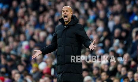 Pelatih kepala Manchester City Pep Guardiola memberi isyarat saat pertandingan sepak bola Liga Premier Inggris antara Manchester City dan Everton di stadion Etihad di Manchester, Inggris,  Ahad (21/11) malam WIB. 