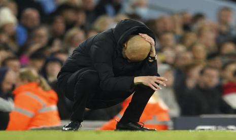 Pelatih kepala Manchester City Pep Guardiola memberi isyarat selama pertandingan sepak bola Liga Premier Inggris antara Manchester City dan Brighton and Hove Albion di Stadion Etihad di Manchester, Inggris, Rabu, 20 April 2022.