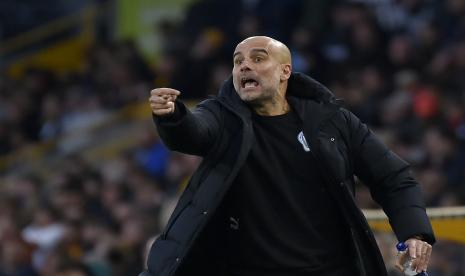 Pelatih kepala Manchester City Pep Guardiola memberi isyarat selama pertandingan sepak bola Liga Premier Inggris antara Wolverhampton Wanderers dan Manchester City di stadion Molineux di Wolverhampton, Inggris, Kamis (12/5/2022).