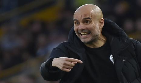 Pelatih kepala Manchester City Pep Guardiola memberi isyarat selama pertandingan sepak bola Liga Premier Inggris antara Wolverhampton Wanderers dan Manchester City di stadion Molineux di Wolverhampton, Inggris, Rabu, 11 Mei 2022.