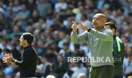  Pelatih kepala Manchester City Pep Guardiola memberi isyarat pada pertandingan sepak bola Liga Premier Inggris antara Manchester City dan Arsenal di stadion Etihad di Manchester, Inggris, Sabtu (28/8). 