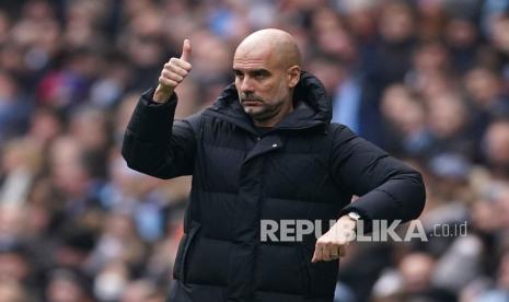  Pelatih kepala Manchester City Pep Guardiola memberi isyarat saat pertandingan sepak bola Liga Premier Inggris antara Manchester City dan Chelsea di stadion Etihad di Manchester, Inggris,Sabtu (15/1/2022).  