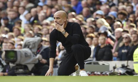  Pelatih Manchester City Pep Guardiola memberi isyarat selama pertandingan sepak bola Liga Primer Inggris antara Manchester City dan Manchester United di Stadion Etihad di Manchester, Inggris, Ahad, 2 Oktober 2022.  Man City menang 6-3 di laga itu.