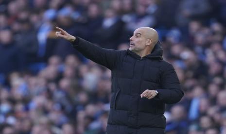 Pelatih kepala Manchester City Pep Guardiola memberikan instruksi dari garis samping selama pertandingan sepak bola Liga Inggris antara Manchester City dan Manchester United, di stadion Etihad di Manchester, Inggris, Ahad 6 Maret 2022.