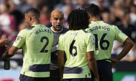  Pelatih Manchester City Pep Guardiola memberikan instruksi kepada para pemainnya selama pertandingan sepak bola Liga Inggris antara West Ham United dan Manchester City di Stadion London di London, Inggris,  Senin (8/8/2022) dini hari WIB. Pada pekan kedua Liga Inggris musim 2022/2023, Erling Haaland diharapkan kembali menjadi ujung tombak Man City saat menjamu Bournemouth, di Stadion Etihad, Sabtu (13/8/2022) malam WIB.