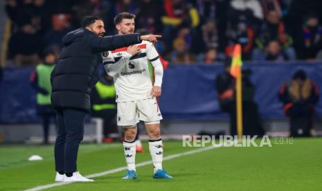 Pelatih kepala Manchester Ruben Amorim (kiri) berbicara dengan Mason Mount dalam pertandingan Liga Europa melawan Viktoria Plzen di Plzen, Ceko, Jumat (13/12/2024) dini hari WIB.