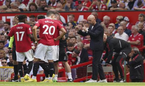 Pelatih kepala Manchester United Erik ten Hag berbicara dengan para pemainnya selama pertandingan sepak bola Liga Inggris antara Manchester United dan Brighton di stadion Old Trafford di Manchester, Inggris, Ahad, 7 Agustus 2022. 