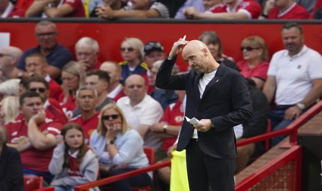 Pelatih kepala Manchester United Erik ten Hag berdiri selama pertandingan sepak bola Liga Premier Inggris antara Manchester United dan Brighton di stadion Old Trafford di Manchester, Inggris, Ahad, 7 Agustus 2022. 