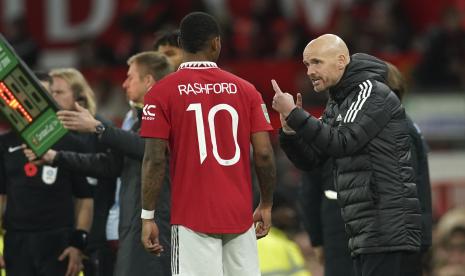 Pelatih Manchester United Erik ten Hag (kanan) berbicara kepada pemain Manchester United Marcus Rashford selama pertandingan sepak bola putaran ketiga Liga Inggris antara Manchester United dan Aston Villa di Manchester, Inggris, Kamis (10/11/2022).