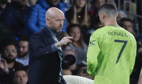 Pelatih Manchester United Erik ten Hag (kiri) saat memberikan instruksi kepada striker Cristiano Ronaldo belum lama ini.