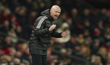 Pelatih kepala Manchester United Erik ten Hag memberi isyarat kepada para pemainnya selama pertandingan sepak bola putaran ke-4 Piala Liga Inggris antara Manchester United dan Burnley, di Old Trafford di Manchester, Inggris Rabu, 21 Desember 2022. 