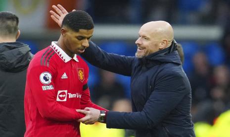 Pelatih kepala Manchester United Erik ten Hag memberi selamat kepada Marcus Rashford. 