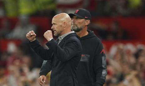  Pelatih Manchester United Erik ten Hag merayakan akhir pertandingan sepak bola Liga Inggris antara Manchester United dan Liverpool di Stadion Old Trafford, di Manchester, Inggris, Selasa (23/8/2022) dini hari WIB. Di latar belakang adalah pelatih Liverpool Juergen Klopp.