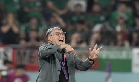 Pelatih kepala Meksiko Gerardo Martino bereaksi selama pertandingan sepak bola grup C Piala Dunia antara Meksiko dan Polandia, di Stadion 974 di Doha, Qatar, Selasa, 22 November 2022. 