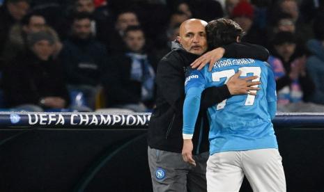 Pelatih kepala Napoli Luciano Spalletti memeluk gelandangnya Khvicha Kvaratskhelia selama pertandingan leg kedua babak 16 besar Liga Champions antara SSC Napoli dan Eintracht Frankfurt, di Naples, Kamis (16/3/2023) dini hari WIB.