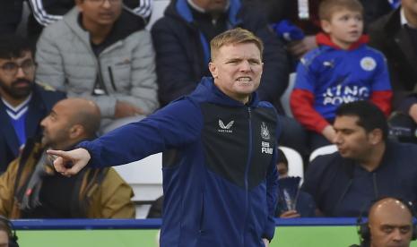 Pelatih Newcastle Eddie Howe memberikan instruksi selama pertandingan sepak bola Liga Premier Inggris antara Leicester City dan Newcastle United di stadion King Power di Leicester, Inggris, Ahad (12/12).