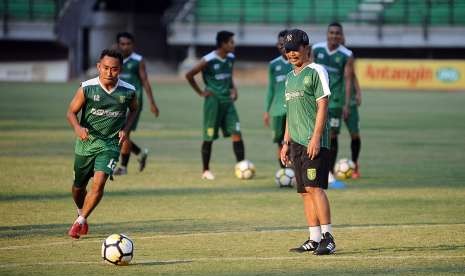 Pelatih kepala Persebaya Surabaya Djadjang Nurdjaman (kanan) mengamati anak asuhnya Rendi Irwan (kiri) saat latihan di Stadion Gelora Bung Tomo (GBT), Surabaya, Jawa Timur, Jumat (28/9).