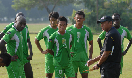 Pelatih kepala Persebaya Surabaya, Rahmad Darmawan (kedua kanan) mengintruksi pemain dalam latihan.