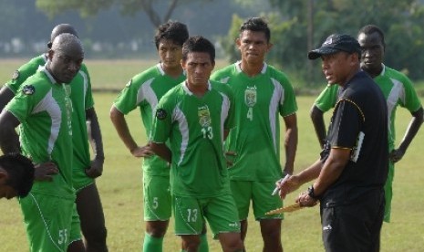 Pelatih kepala Persebaya Surabaya, Rahmad Darmawan (kedua kanan) mengintruksi pemain dalam latihan di Lapangan Brigif-1 Marinir, Gedangan, Sidoarjo, Jatim, Sabtu (1/3). 