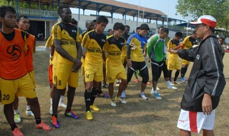  Pelatih kepala Persepam Madura United (P-MU), Mustaqiem, memberikan arahan, saat latihan persiapan pertandingan amal untuk kerusuhan Sampang, di Stadion Soenarto Hadiwidjojo, Pamekasan, Jatim, Jumat (7/9). P-MU akan melakukan pertandingan amal melawan Per