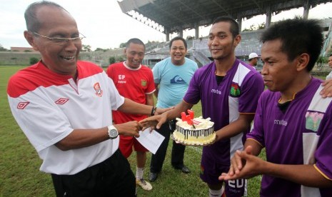 Pelatih Persita Tangerang Bambang Nurdiansyah (kiri) menerima kue ulang tahun yang diberikan para pemain pada Desember 2016. Musim ini, Persita akan berlaga di Liga 2 Indonesia. 