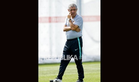 Pelatih kepala Portugal Fernando Santos mengarahkan sesi latihan di Piala Dunia Sepak Bola 2018 di Kratovo, pinggiran Moskow, Rusia, Jumat, 29 Juni 2018. 