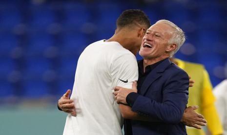  Pelatih kepala Prancis Didier Deschamps melakukan selebrasi setelah timnya mengalahkan Denmark 2-1 dalam pertandingan sepak bola grup D Piala Dunia di Stadion 974 di Doha, Qatar, Sabtu, 26 November 2022. 