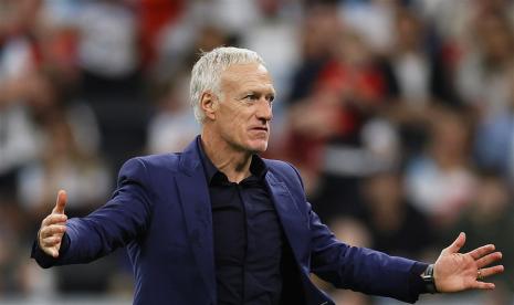  Pelatih kepala Prancis Didier Deschamps merayakan setelah memenangkan pertandingan sepak bola perempat final Piala Dunia FIFA 2022 antara Inggris dan Prancis di Stadion Al Bayt di Al Khor, Qatar, 10 Desember 2022. 