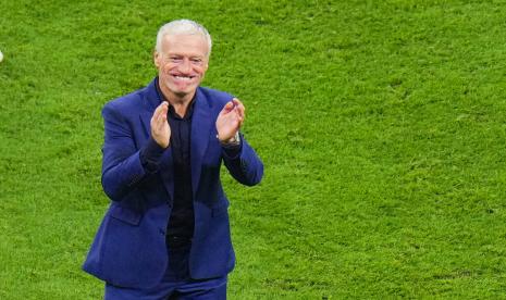 Pelatih timnas Prancis Didier Deschamps merayakan setelah pertandingan sepak bola semifinal Piala Dunia antara Prancis dan Maroko di Stadion Al Bayt di Al Khor, Qatar,  Kamis (15/12/2022) dini hari WIB.