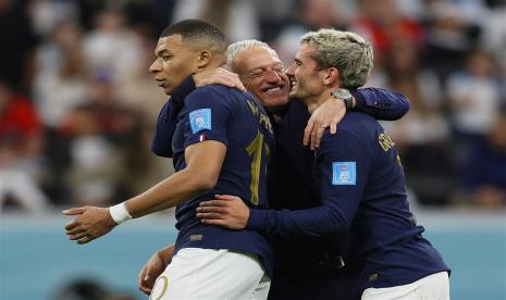  Pelatih kepala Prancis Didier Deschamps (tengah) merayakan dengan pemain Kylian Mbappe (kiri) dan Antoine Griezmann (kanan) setelah memenangkan pertandingan sepak bola perempat final Piala Dunia FIFA 2022 antara Inggris dan Prancis di Stadion Al Bayt di Al Khor, Qatar, 10 Desember 2022 .