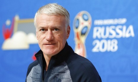 Pelatih Kepala Prancis Didier Deschamps tiba di konferensi pers pada malam semi finalnya melawan Belgia di Piala Dunia 2018 sepak bola di St. Petersburg, Rusia, Senin, 9 Juli 2018.