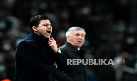  Pelatih PSG Mauricio Pochettino (kiri) dan pelatih Real Madrid Carlo Ancelotti (kanani) saat pertandingan sepak bola leg pertama babak 16 besar Liga Champions antara Paris Saint Germain dan Real Madrid di Stadion Parc des Princes, di Paris, Prancis, Rabu (16/2/2022) dini hari WIB. Pochettino dikabarkan bisa menggantikan Ancelotti sebagai pelatih Real Madrid.