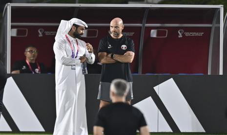 Pelatih kepala Qatar Felix Sanchez (kanan) memimpin sesi latihan timnya di fasilitas pelatihan Aspire Zone di Doha, Qatar, 17 November 2022. Qatar akan memainkan Pertandingan Pembukaan Piala Dunia FIFA 2022 melawan Ekuador pada 20 November. 