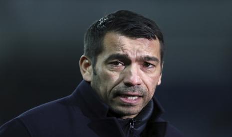 Pelatih kepala Rangers Giovanni van Bronckhorst mengawasi para pemainnya selama pertandingan sepak bola leg kedua babak 32 besar Liga Europa antara Glasgow Rangers dan Borussia Dortmund di Glasgow, Skotlandia, Kamis, 24 Februari 2022.