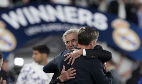  Pelatih kepala Real Madrid Carlo Ancelotti berpelukan dengan pelatih kepala Frankfurt Oliver Glasner pada akhir pertandingan sepak bola final Piala Super UEFA antara Real Madrid dan Eintracht Frankfurt di Stadion Olimpiade Helsinki, Finlandia, Kamis (11/8/2022) dini hari WIB.