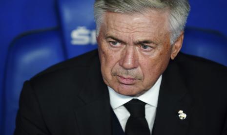 Pelatih kepala Real Madrid Carlo Ancelotti duduk di bangku cadangan selama pertandingan sepak bola La Liga Spanyol antara Espanyol dan Real Madrid di Barcelona, ??Spanyol, Ahad, 28 Agustus 2022. 