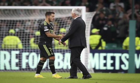  Pelatih kepala Real Madrid Carlo Ancelotti (kanan) berjabat tangan dengan pemain Real Madrid Eden Hazard setelah pertandingan sepak bola Grup F Liga Champions antara Celtic dan Real Madrid di taman Celtic, Glasgow, Skotlandia, Rabu (7/9/2022) dini hari WIB.