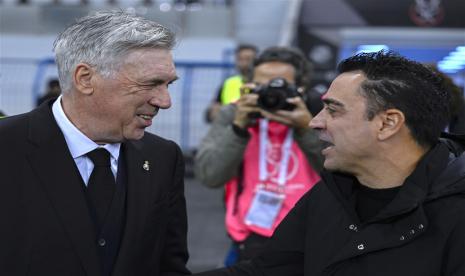  Pelatih kepala Real Madrid Carlo Ancelotti (Kiri) berbicara dengan pelatih kepala Barcelona Xavi sebelum pertandingan final Piala Super Spanyol antara Real Madrid dan Barcelona, ??di Riyadh, Arab Saudi, Senin (16/1/2023) dini hari WIB.