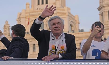  Pelatih Real Madrid Carlo Ancelotti melambai saat selebrasi usai Real Madrid merebut gelar La Liga Spanyol di Kota Madrid, Spanyol, Sabtu, 30 April 2022. 