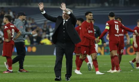 Pelatih kepala Real Madrid Carlo Ancelotti merayakan keberhasilan timnya mengalahkan Liverpool dan lolos ke perempat final Liga Champions, di Santiago Bernabeu, Madrid, Kamis (16/3/2023). 