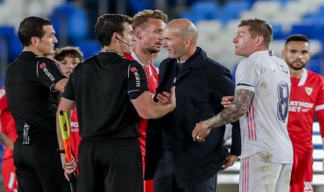 Pelatih kepala Real Madrid Zinedine Zidane berbicara dengan referensi di akhir pertandingan sepak bola La Liga Spanyol antara Real Madrid melawan Sevilla di stadion Alfredo di Stefano di Madrid, Spanyol, Minggu, 9 Mei 2021