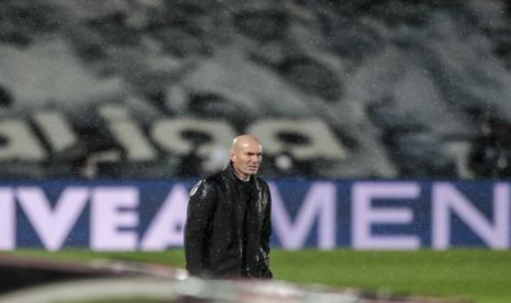 Pelatih kepala Real Madrid Zinedine Zidane menyaksikan pertandingan sepak bola La Liga Spanyol antara Real Madrid melawan Betis di stadion Alfredo di Stefano di Madrid, Spanyol, Sabtu, 24 April 2021.