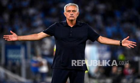 Pelatih kepala Roma Jose Mourinho.