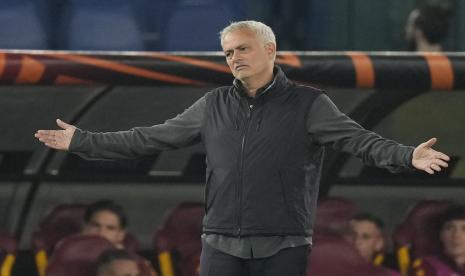 Pelatih kepala Roma Jose Mourinho bereaksi selama pertandingan sepak bola grup C Liga Eropa antara Roma dan Ludogorets, di Stadion Olimpiade Roma, Kamis, 3 November 2022. 