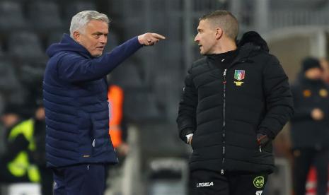 Pelatih kepala AS Roma Jose Mourinho (kiri) menunjuk ofisial keempat Marco Serra saat keduanya berseteru dalam pertandingan sepak bola Serie A Italia antara AS Cremonese vs AS Roma di Stadion Giovanni Zini di Cremona, Italia, 28 Februari 2023. 