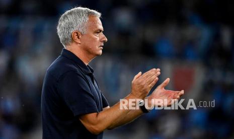 Pelatih AS Roma Jose Mourinho.