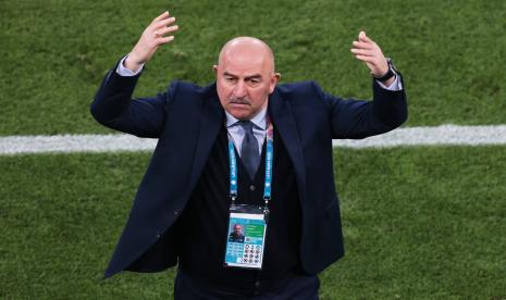 Stanislav Cherchesov dipecat dari kursi pelatih Rusia. 